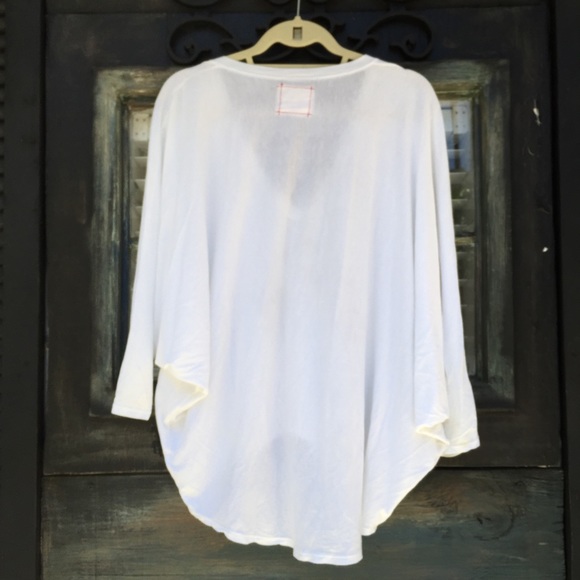 HOLD 🍒Batwing flowing white top - Picture 3 of 4