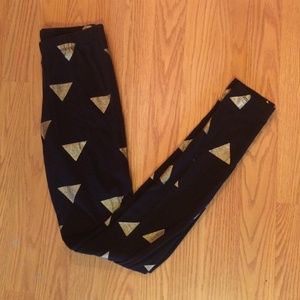 Black and gold cotton leggings.