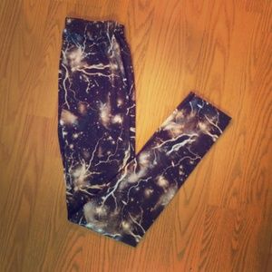 Silky material lightening print leggings.
