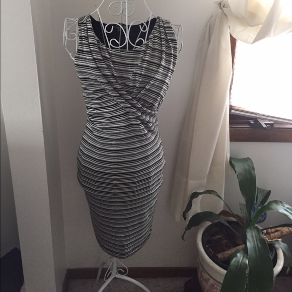 Dresses & Skirts - Stripped midi dress☀️