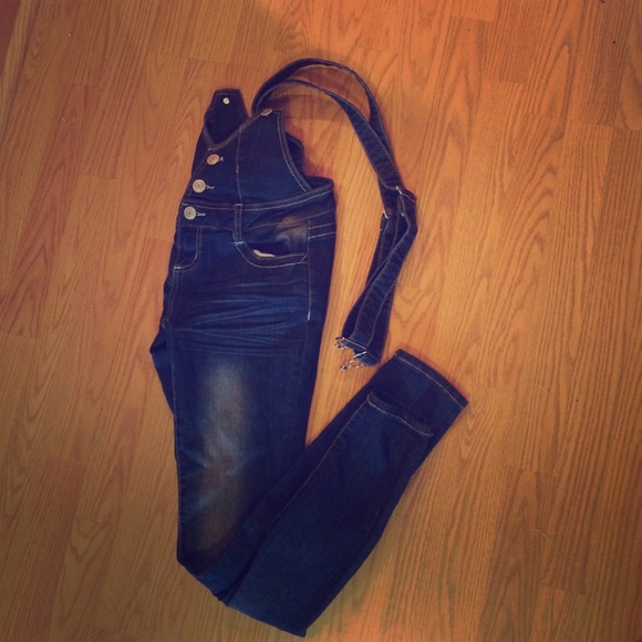 Low top suspended jeans.