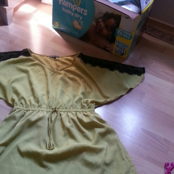 Light green Long top with black lace - Picture 1 of 3