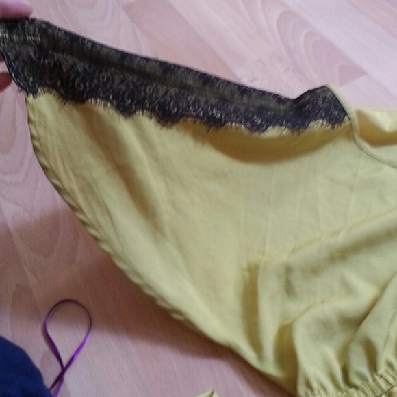 Light green Long top with black lace - Picture 2 of 3