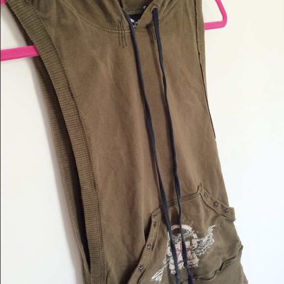 Sleeveless hoodie with a deep cut for the arms