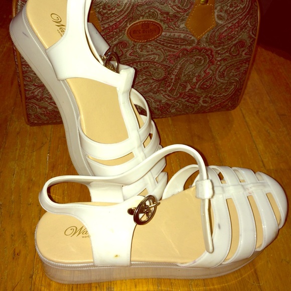 White plat form jelly shoes
