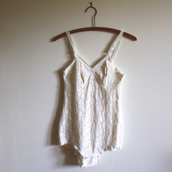 Sold ✖️ Vintage White Lace Bodysuit