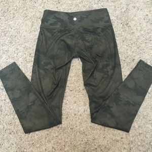 Lululemon wunder under camo! Size 6