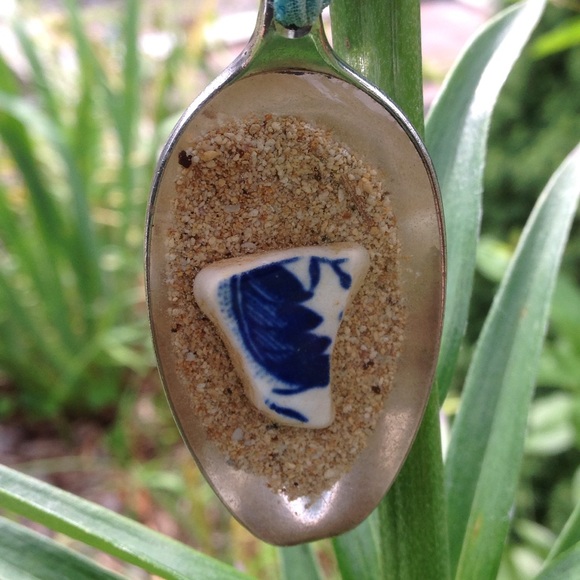 Pottery chard pendant with Kauai sand. - Picture 2 of 3