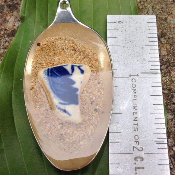 Pottery chard pendant with Kauai sand. - Picture 3 of 3