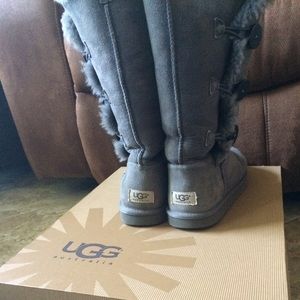 Size 8 grey bailey button uggs