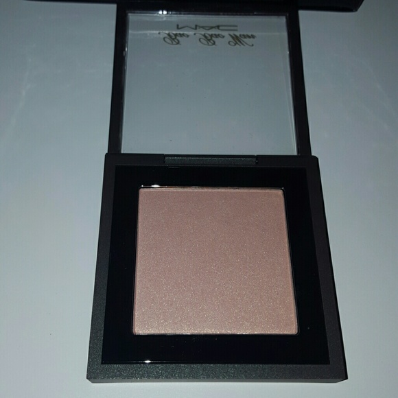 MAC "BAO BAO WAN" BEAUTY POWDER - Picture 2 of 3
