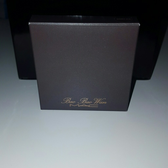 MAC "BAO BAO WAN" BEAUTY POWDER - Picture 3 of 3