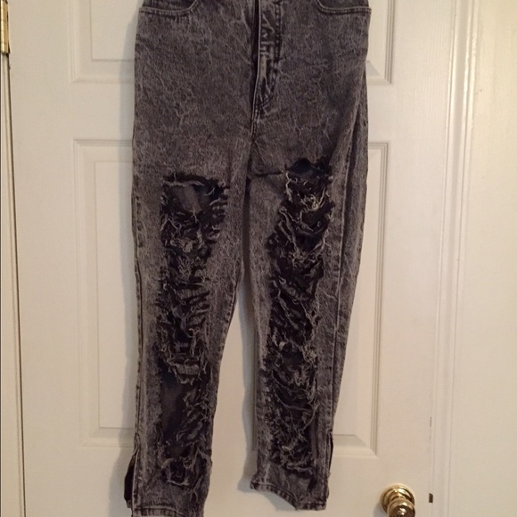 High waisted destroyed jeans