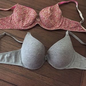 💗💗2 Victoria secret bras. Size 34C.