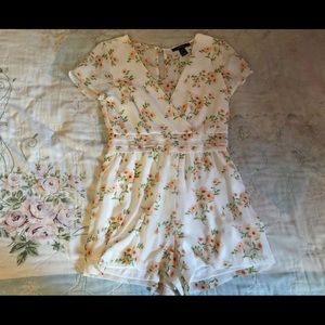 Cream Floral Romper 🌸