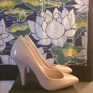 Urban Outfitters nude pumps! 👠