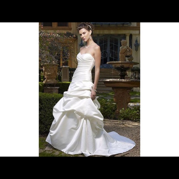 Wedding dress street size 8 brand new unaltered!