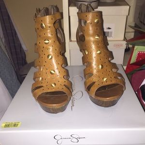Jessica Simpson sz 7 Tan wedges w/gold studs