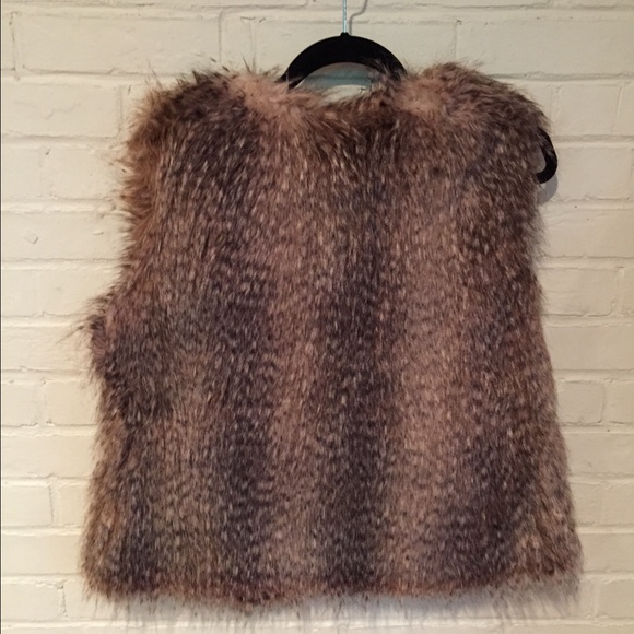 ⭐️HP⭐️Express Fur Vest - Picture 2 of 4