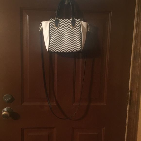 New without tags chevron purse never used