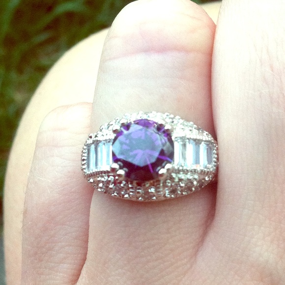 Jewelry - Stunning purple fashion ring