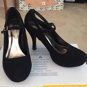 Black velvet heels with straps
