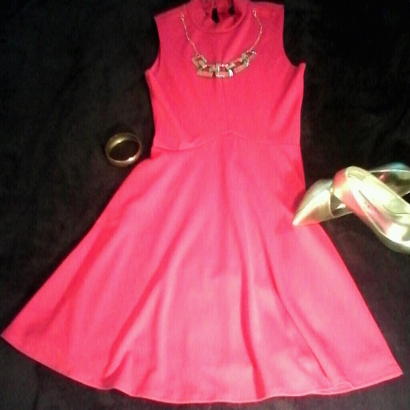 Short sleeve dress with a gold chain necklace