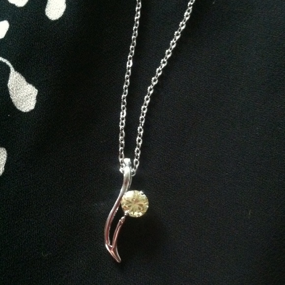 Fashion necklace with yellow stone