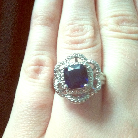 Fashion flower ring with blue stone