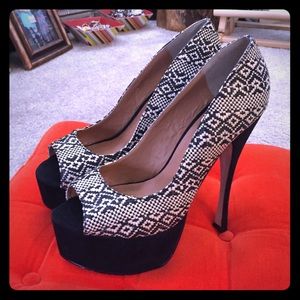 Sale!!!! 🎉🎉🎉 Ikat Print Heels Size 9.5