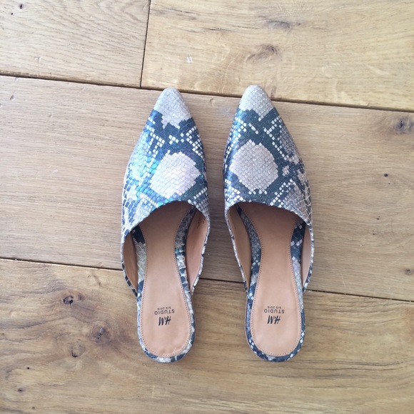 Shoes. Flats.