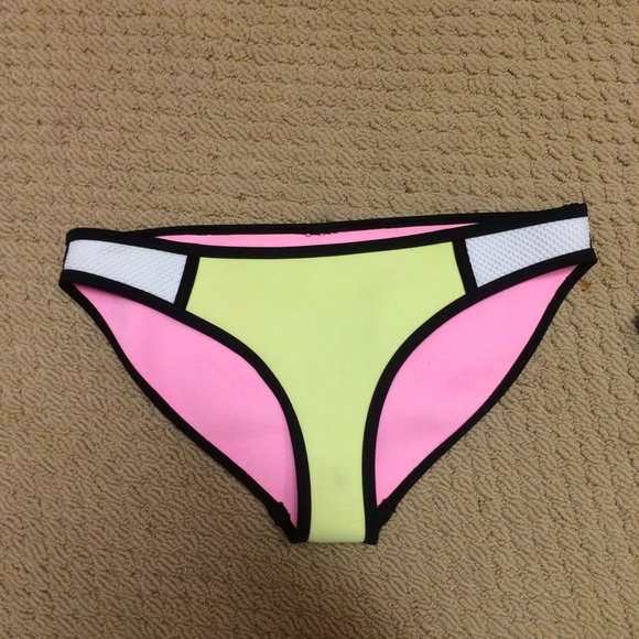 triganl bikini bottoms