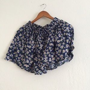 Ruffled skirt w/ daisies