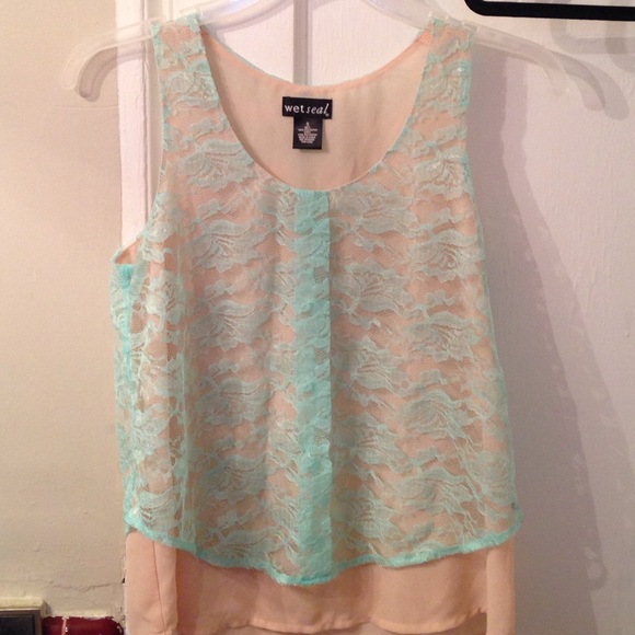 Light pink shirt with green lace covering - Picture 1 of 2