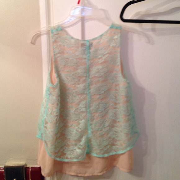Light pink shirt with green lace covering - Picture 2 of 2
