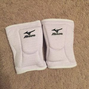 White mizuno volleyball knee pads