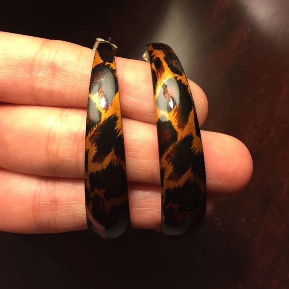 DONATING FRIDAY. Leopard hoop earrings - Picture 1 of 2