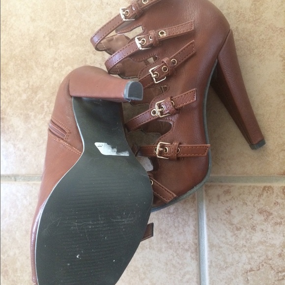 Brown buckle heels. - Picture 2 of 3