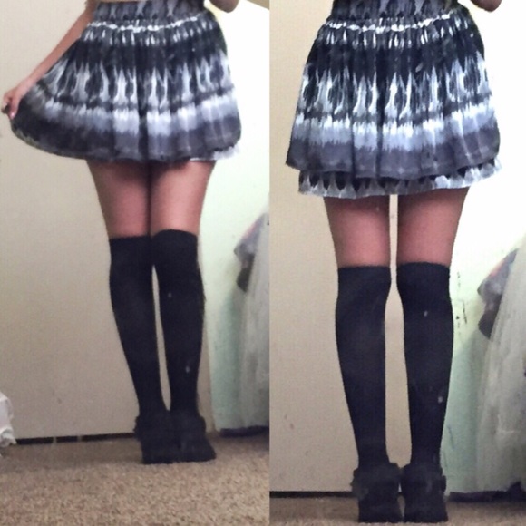 ✨ Forever 21 Black Patterned Skirt - Picture 2 of 2