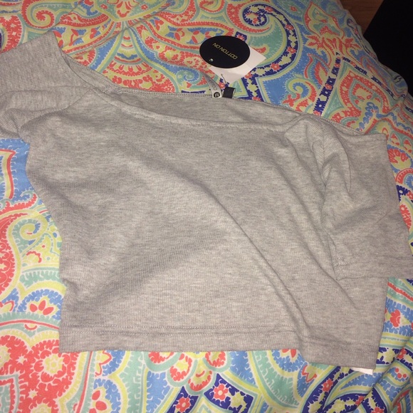 Short sleeved off the shoulder ribbed crop top