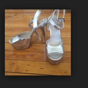 Silver metallic sandal heels👠
