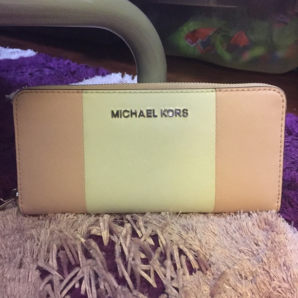 Michael Kors Handbags - MK jet set center stripe continental wallet