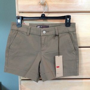 Levi's shorts size: 28