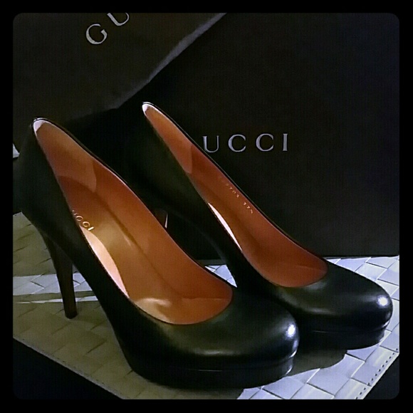 Black leather Gucci pumps