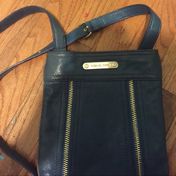 Navy blue Michael kors crossbody bag