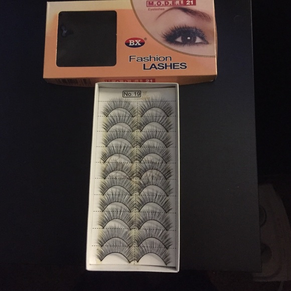 Brand new box of 10 lashes - Picture 2 of 2