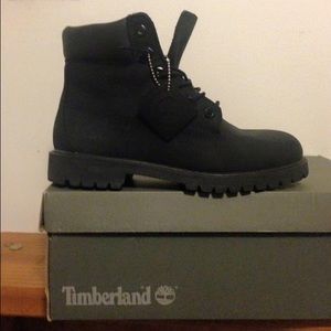 BLACK TIMBERLAND BOOTS (6.5 Kids)