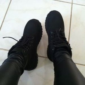 BLACK TIMBERLANDS!
