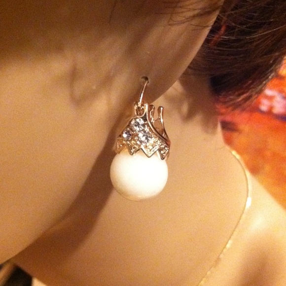 Jewelry - Classy Pearl Crown Earrings