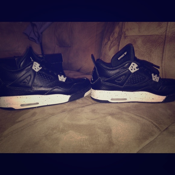I'm selling my Oreo 4s Jordan retros size 7